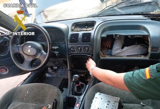 Cuatro inmigrantes acceden a Melilla en el salpicadero de varios vehículos