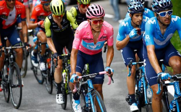 Carapaz defiende el liderato con éxito y amplía la ventaja con Roglic