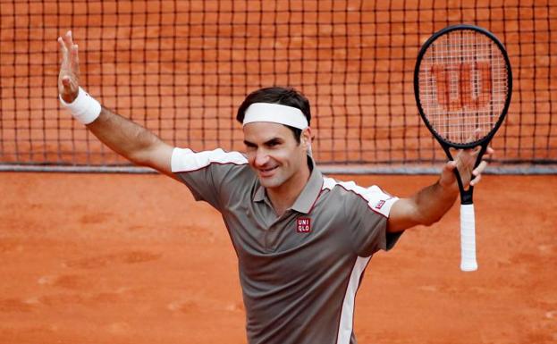 Federer gana sin apuros en su regreso