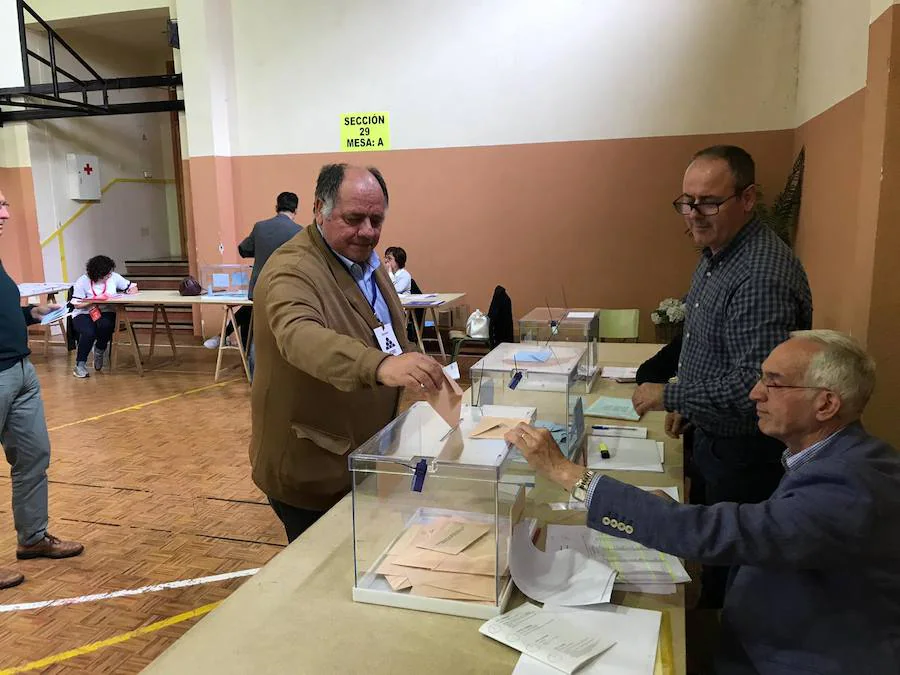 Los candidatos votan en Avilés