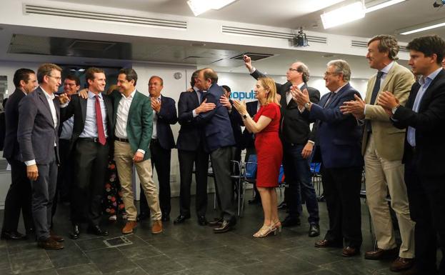 Casado niega a sus barones que haya sido un giro al centro lo que ha funcionado