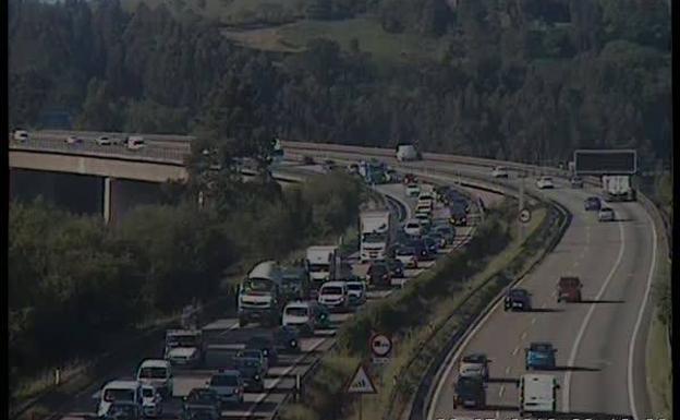 Restablecido el tráfico en la A-66 tras fuertes retenciones por un accidente en el nudo de Serín