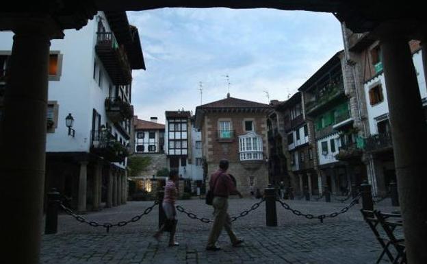 Un preso rescata a una niña a punto de arrojarse al vacío