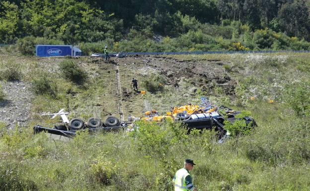 Un camión cae por un terraplén en la autovía del Cantábrico, en Llanes