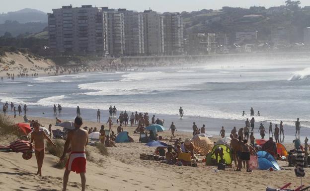 Un surfista rescata a tres menores atrapadas por la corriente en San Juan de Nieva