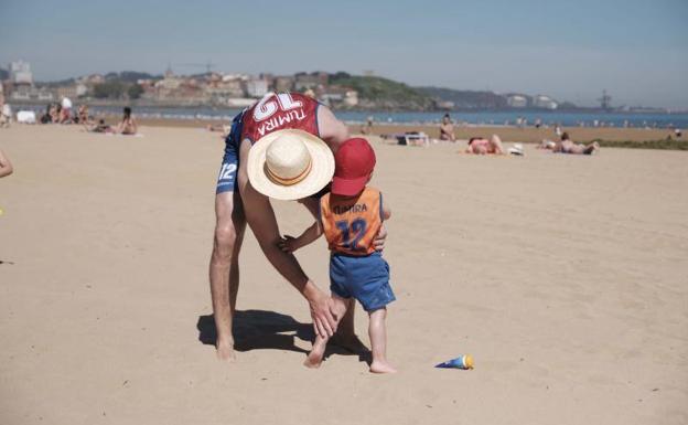 La lluvia da la bienvenida a la semana en Asturias
