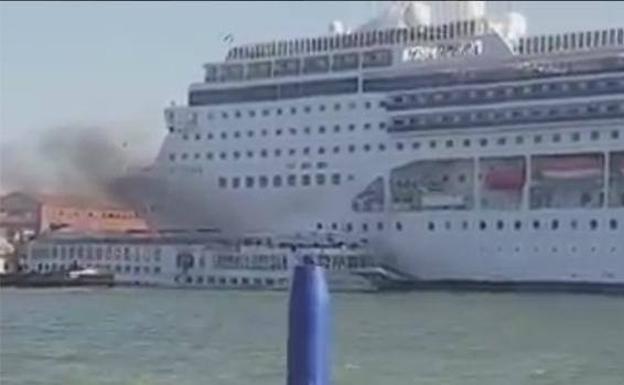 Un crucero fuera de control choca contra un barco turístico