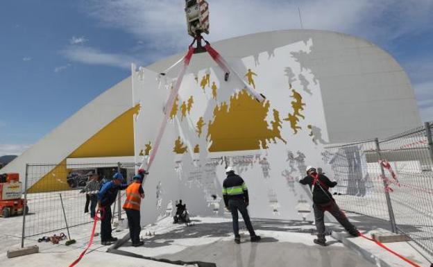 Avilés instala una escultura de Juan Genovés en la plaza del Niemeyer