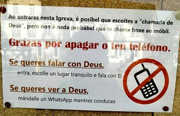 Cartel en una iglesia de Pontevedra: «Si quieres ver a Dios, envíale un WhatsApp mientras conduces»