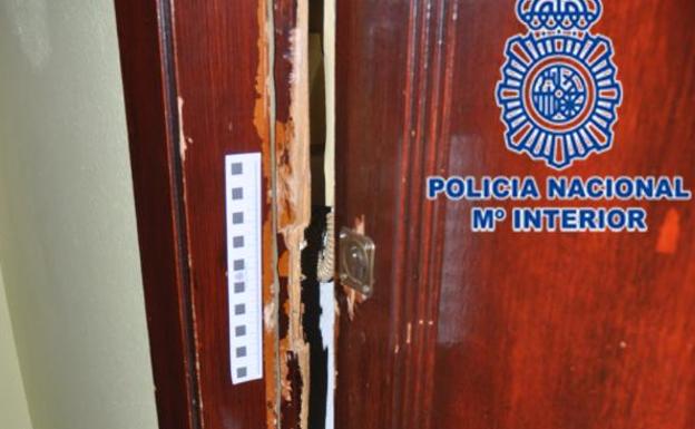 Detenidos por entrar al piso del que habían sido desahuciados dos horas antes en Gijón