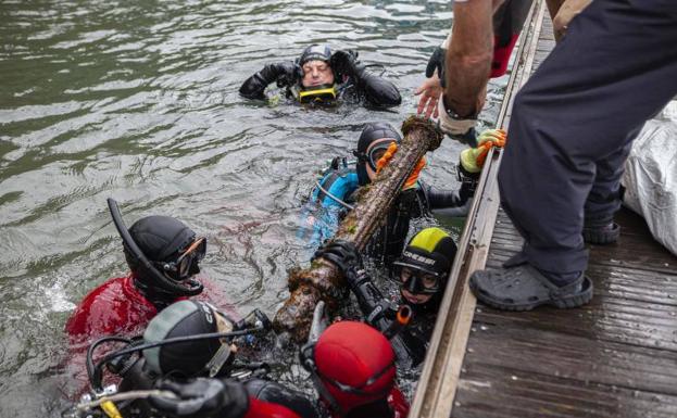 Vidrios, plásticos y mucha basura, en el fondo del Muelle de Gijón