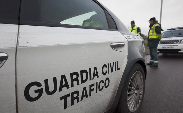 Policía Local y Guardia Civil tratan de identificar a un conductor que se dio doblemente a la fuga en Oviedo y en Salas