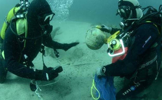 Los secretos del galeón de Ribadeo, a punto de emerger de la ría del Eo