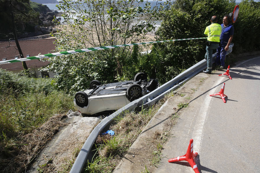 Heridas tras volcar su coche en la bajada a La Ñora