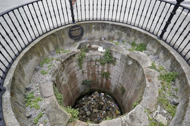 La Barquera, pozo histórico «y sucio»