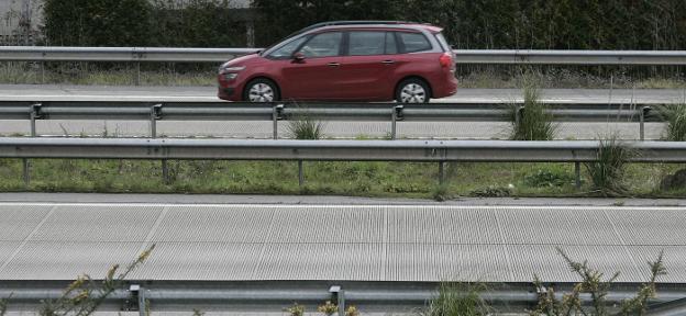 El asfalto que Fomento aplicará en la 'Y' abre un debate técnico