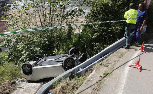 Dos heridas al volcar un coche por una ladera en la bajada a la playa de La Ñora