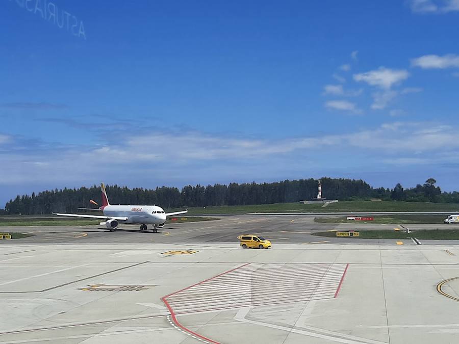 Aumentan un 5,4% las operaciones en el Aeropuerto de Asturias en el mes de mayo