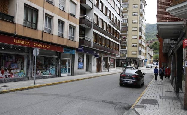 Agrede a una mujer, atropella a un hombre en El Entrego y se da a la fuga