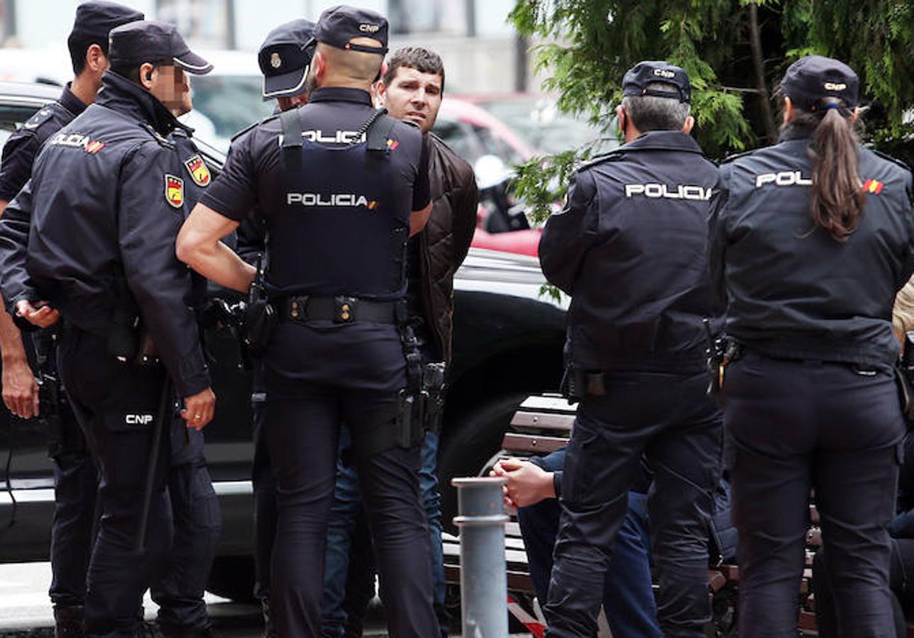 Amplio dispositivo para detener a tres personas en el centro de Oviedo