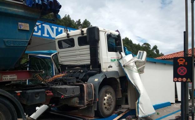 Un camión sin frenos se empotra contra una gasolinera en Llanes