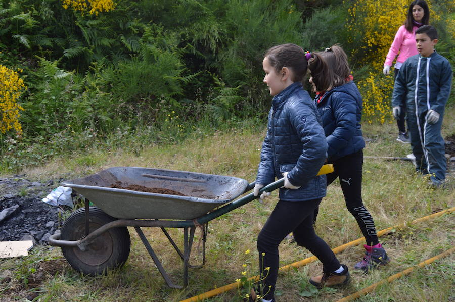 Los alumnos del CRA Río Cibea dan vida a la escombrera de la mina de Carballo