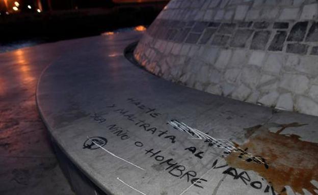 Pintan el monumento dedicado al niño Gabriel Cruz: «Maltrata al varón, sea niño o hombre»