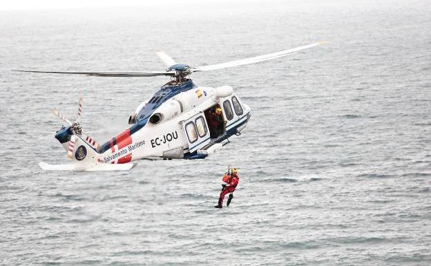 Los trabajadores Salvamento Marítimo califican de «aberrante» el recorte en su salario