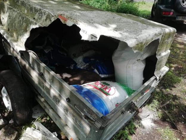 Osos en busca de comida vuelcan y destrozan un remolque con 120 kilos de pienso en Somiedo