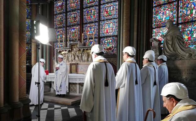 Curas con casco: Notre Dame celebra su primera misa tras el incendio