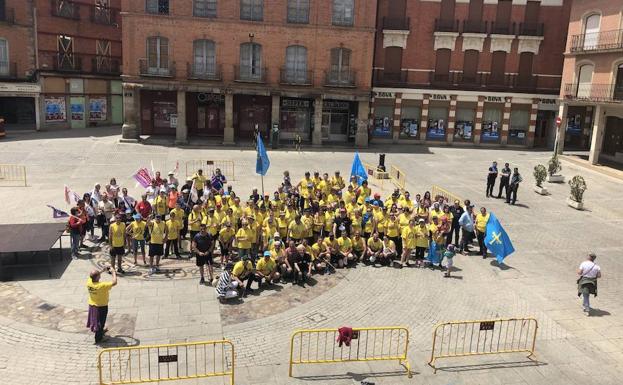 Calor familiar y climatológico en la cuarta etapa de la 'Marcha del Aluminio' de los trabajadores de Alcoa