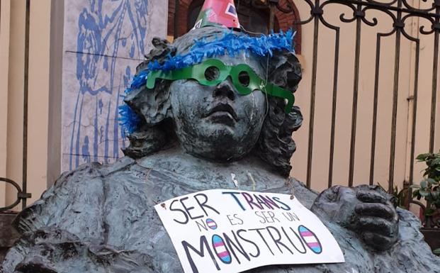 Las estatuas de Avilés amanecen con carteles por la diversidad sexual