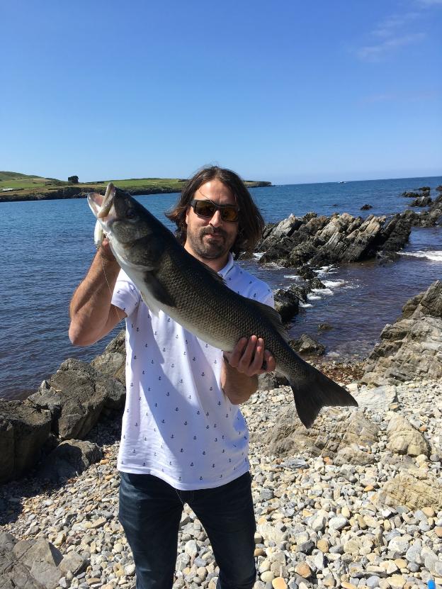 Pescan una lubina de cinco kilos y 90 centímetros en la playa de Bañugues