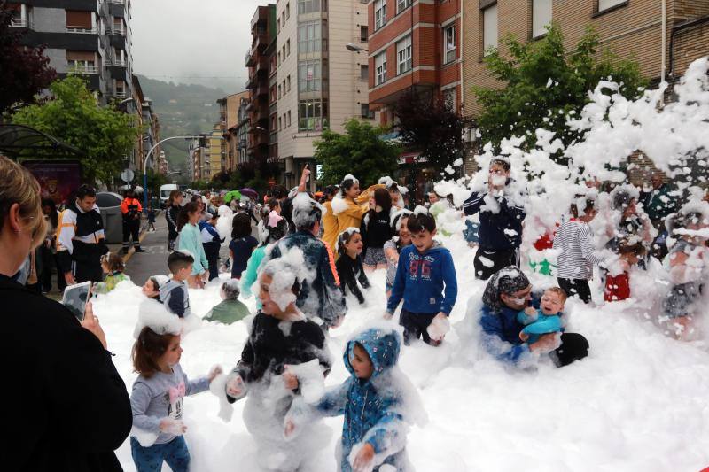 Aguas y espuma para festejar San Juan en Mieres