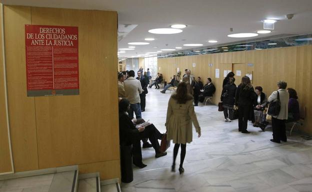«Tengo que soportar burlas y risas en el instituto, donde me he quedado sola y sin amigos»
