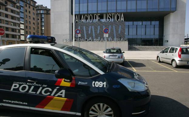 Detenido un camarero de 65 años por vender hachís a sus clientes en Gijón