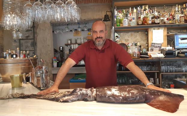 Un potarro gigante de 9,4 kilos, guisado en Gijón