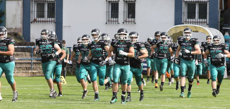 Avilés disfruta de la esencia del deporte americano en el Muro de Zaro