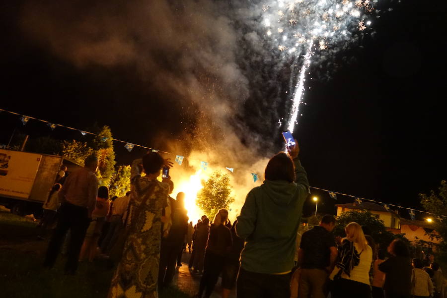 Arriondas arranca con la foguera de San Xuan