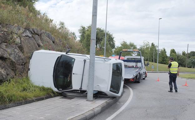 Sale ilesa tras volcar con su coche y empotrarse contra una farola en Gijón