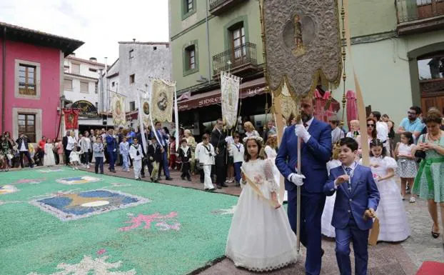 Llanes alfombra sus calles en la fiesta del Corpus