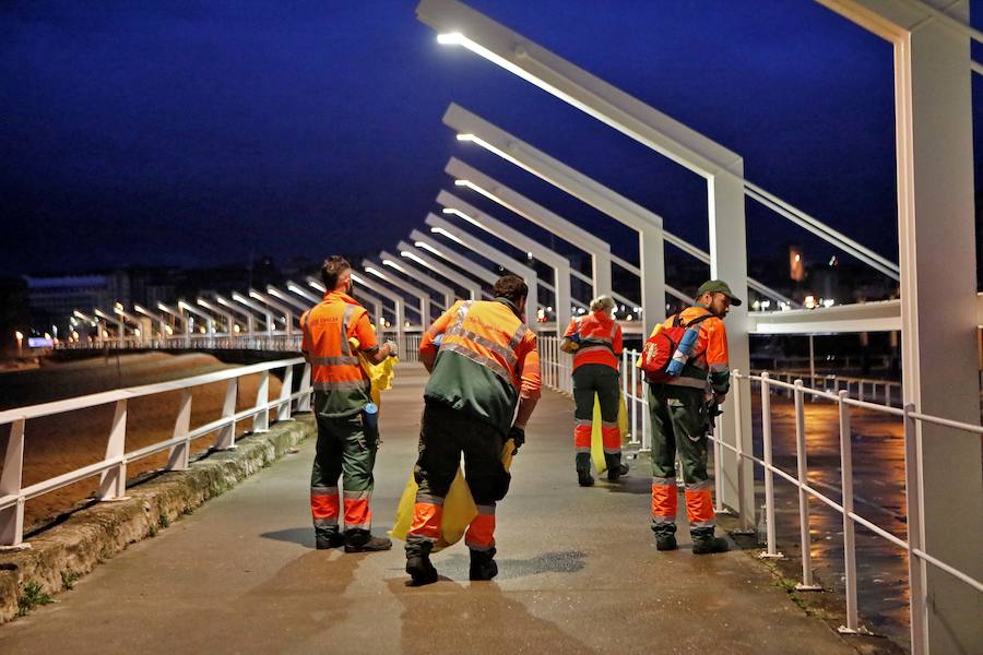 Tras la hoguera de San Juan en Gijón, toca limpieza