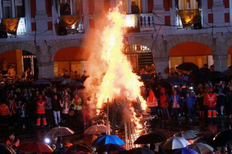 Mieres enciende la foguera por San Juan