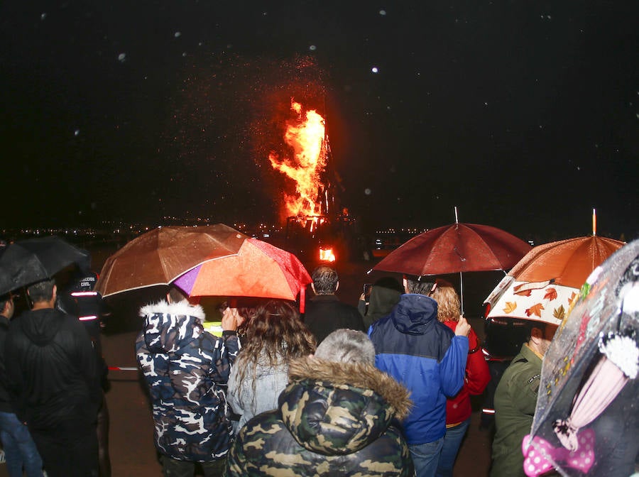 La hoguera de San Juan ilumina Poniente