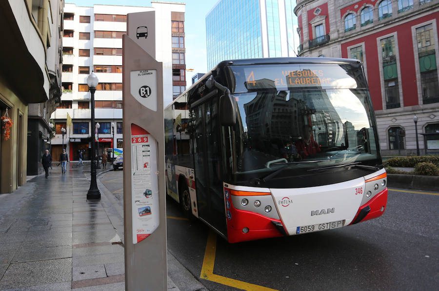 Ocho pasajeros heridos al colisionar un autobús municipal con un coche en Pumarín