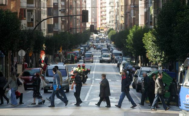 Un conductor ebrio colisiona con cuatro vehículos estacionados en Manuel Llaneza