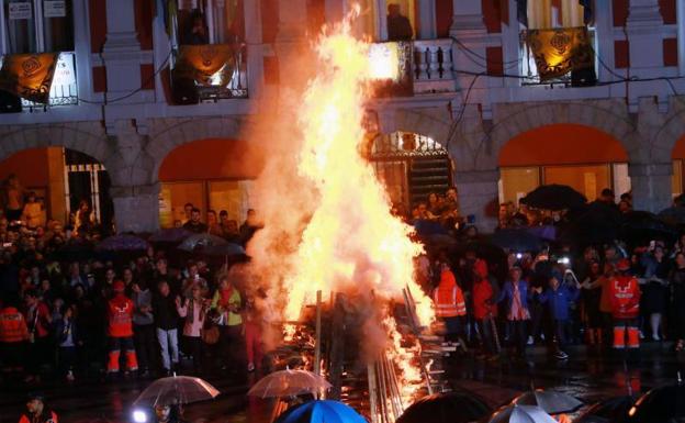 La foguera arde en Mieres por San Juan
