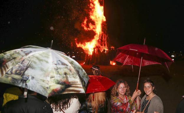 La hoguera ilumina Gijón
