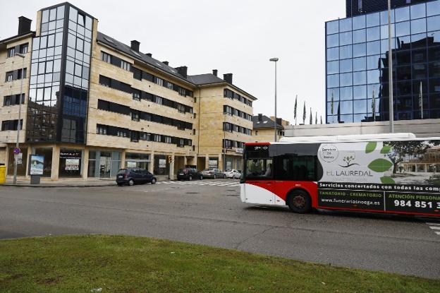 Ocho personas heridas al chocar un autobús con un coche en Gijón