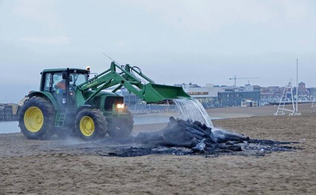 La hoguera de San Juan dejó cinco toneladas de basura
